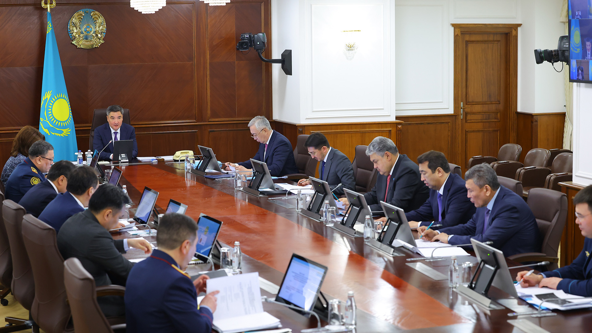 كوشى-قون ساياساتى وزگەرەدى: ولجاس بەكتەنوۆ مينيسترلەرگە ناقتى مىندەتتەر جۇكتەدى