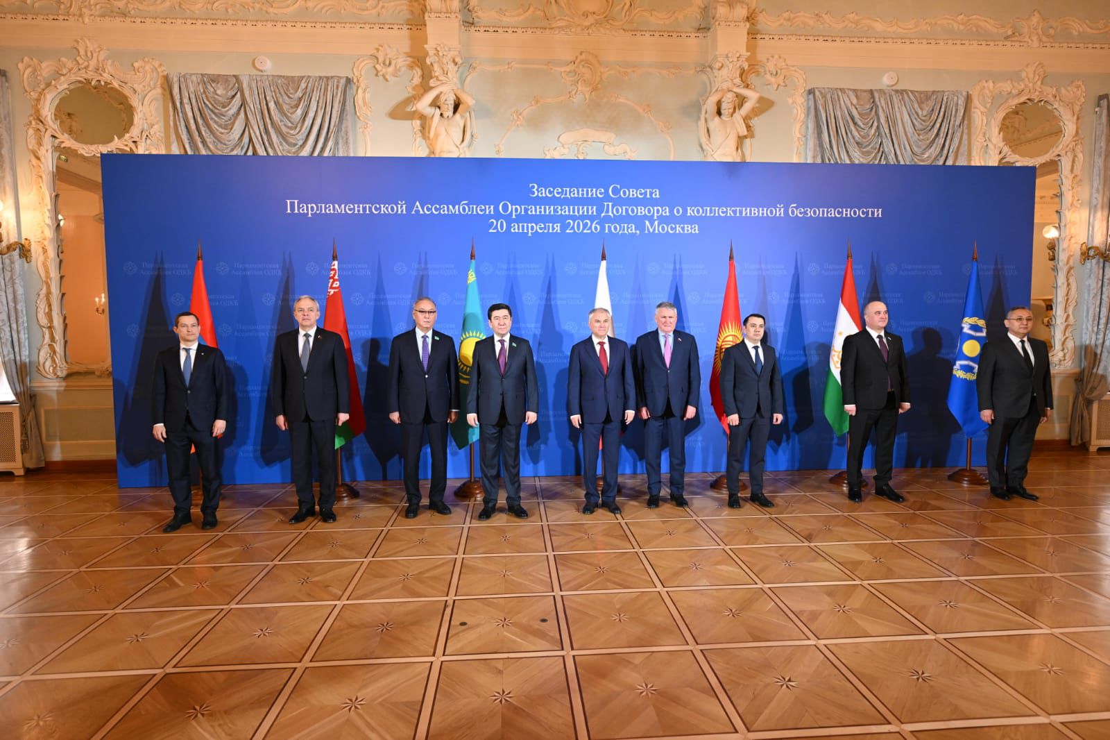 ەرلان قوشانوۆ ۇقشۇ پارلامەنت وكىلدەرىنە جاڭا كونستيتۋتسيانىڭ نەگىزگى ەرەجەلەرىن تانىستىردى