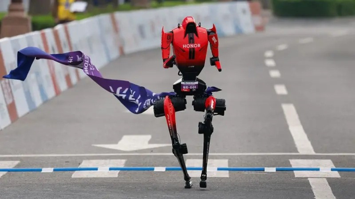 روبوتتار جارىسى: قىتايدا 100-دەن استام گۋمانويد مارافوندا جۇگىردى