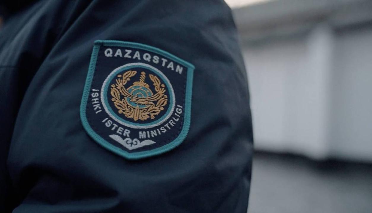 شەتەلدىكتەر نازارباەۆ ۋنيۆەرسيتەتى ماڭىنداعى پاتەردە قارۋ-جاراق جاسىرعان: پوليتسيا اقپاراتتى راستامادى