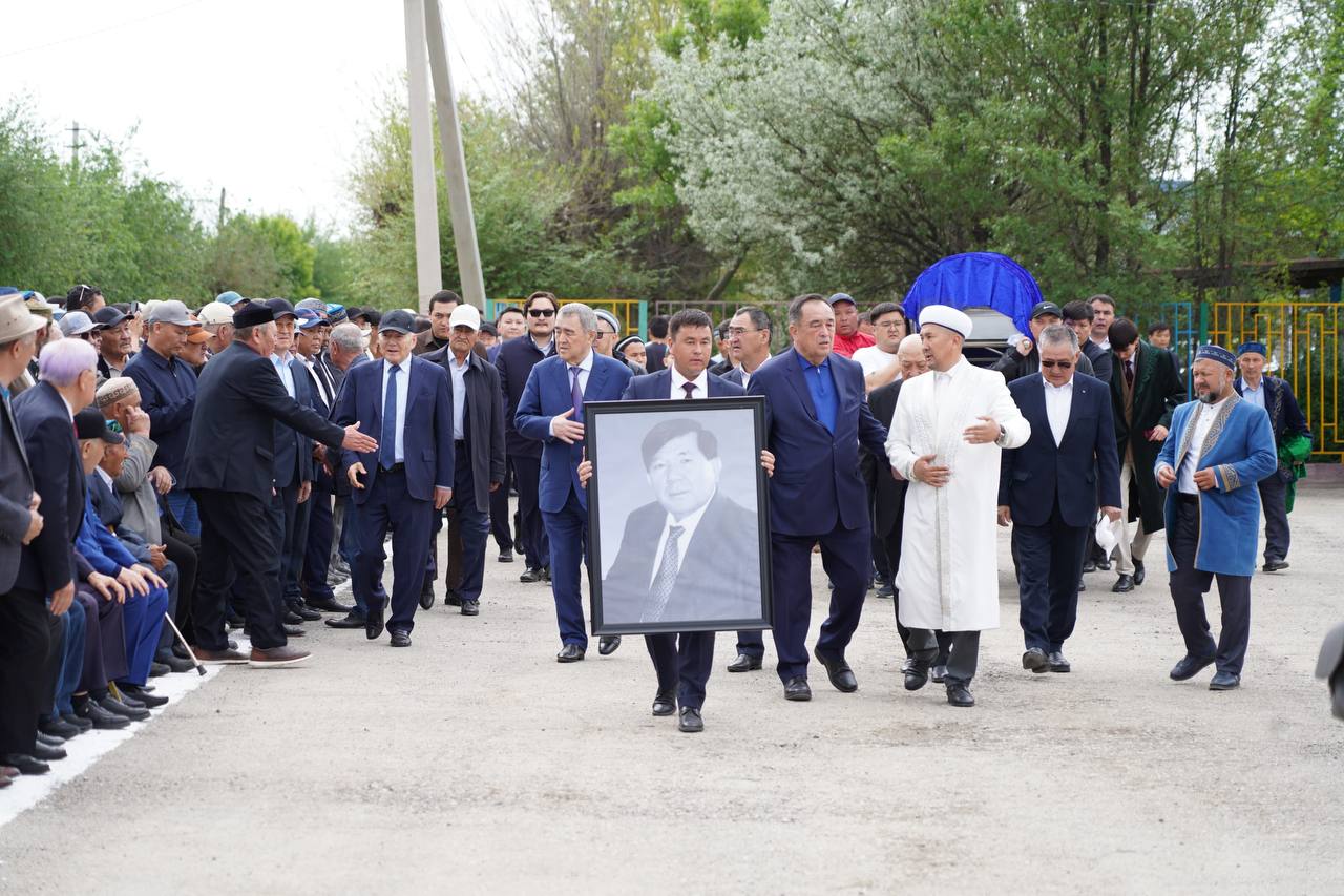 اقىن اماناتى ورىندالدى: مۇحتار شاحانوۆ تۋعان جەرىنىڭ توپىراعىنا جەرلەندى