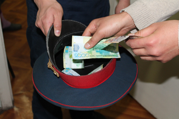 قوستاناي وبلىسىندا پارا العان ءۇش پوليتسەي ۇستالدى