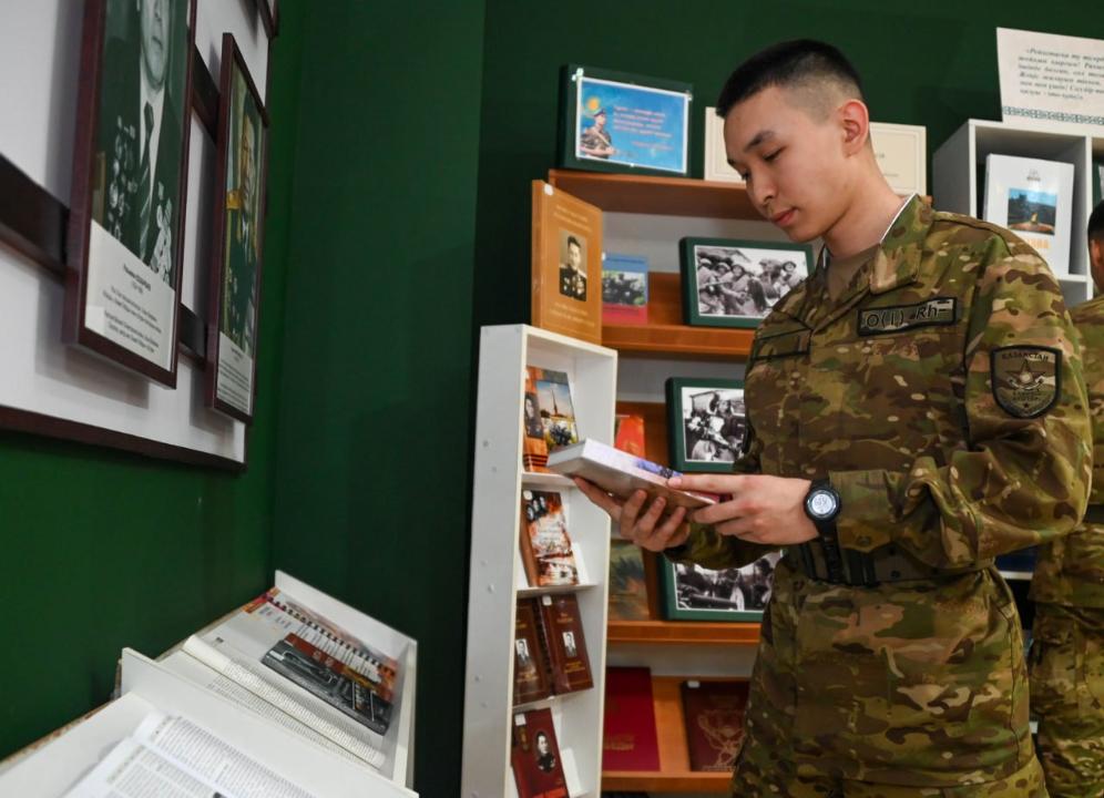 اسكەردەگى جاڭا تالاپ: ەندى سارباز قىزمەت بارىسىندا كەمىندە 5 كىتاپ وقۋعا مىندەتتى