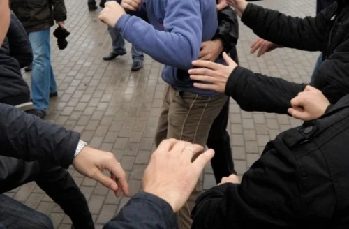 اقتاۋدا 2 جاسوسپىرىمگە ءبىر توپ ادام شابۋىل جاسادى