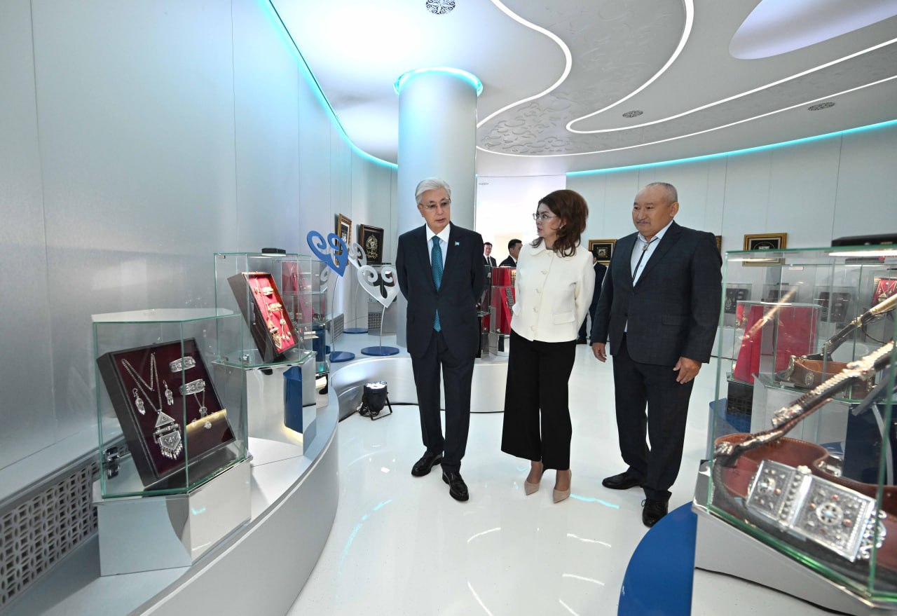 پرەزيدەنت كرەاتيۆتى يندۋستريانى دامىتۋ قورىنىڭ كەڭسەسىن ارالاپ كوردى