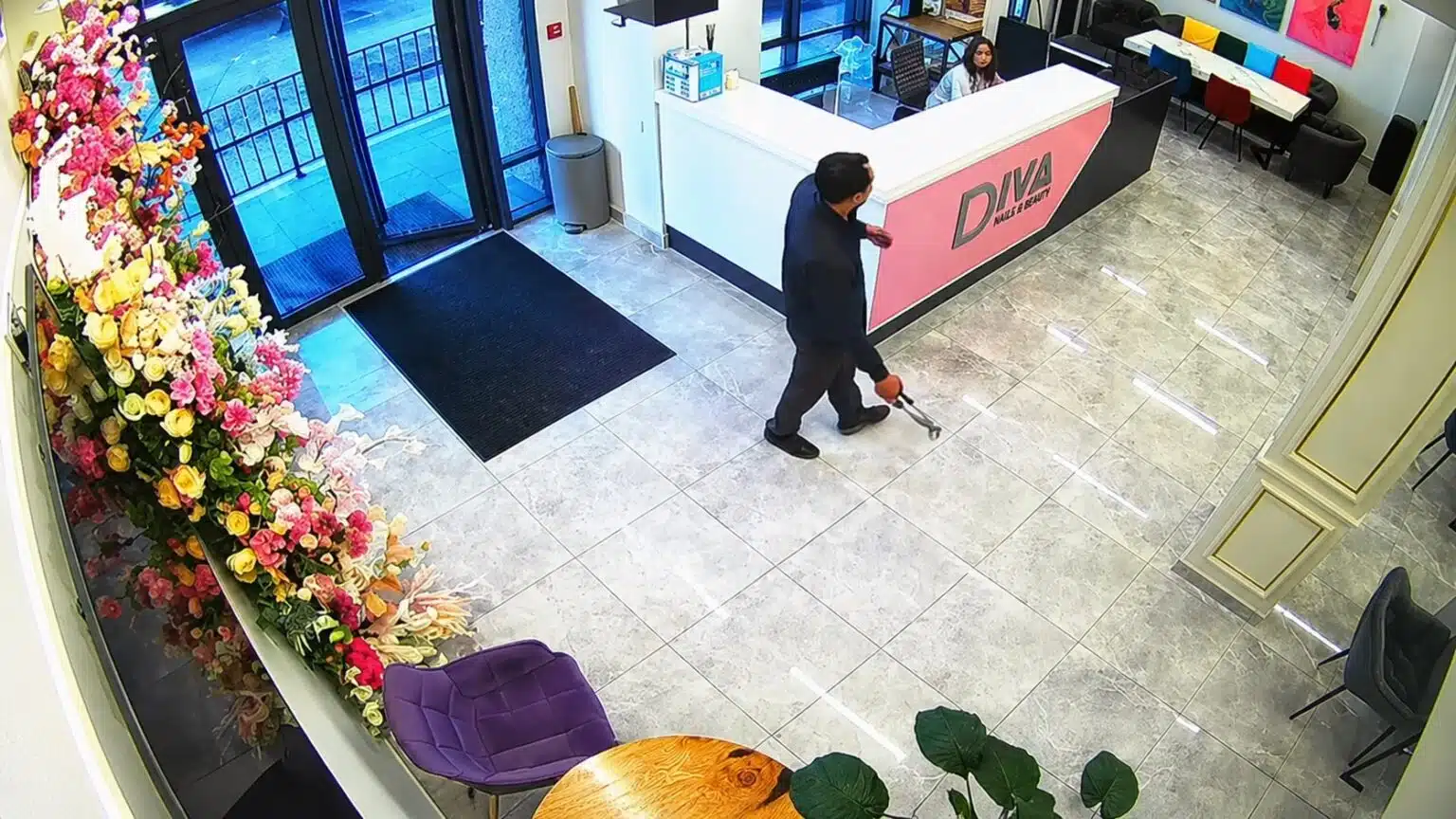 الماتىدا عيماراتقا قان-جوسا بولىپ كىرگەن ەر ادام قىزمەتكەرلەردىڭ زارەسىن الدى