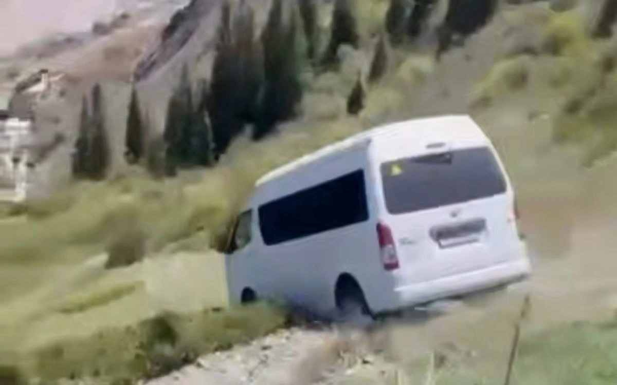 الماتى وبلىسىنىڭ تاۋلارىندا تۋريستىك ميكرواۆتوبۋس شاتقالعا قۇلاپ كەتتى