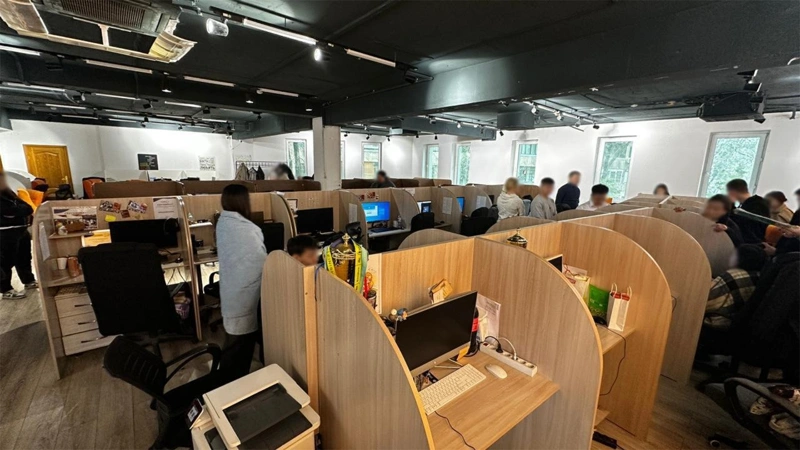 دەربەس دەرەكتەر ينتەرنەتتە ساتىلعان: ساتىپ الۋشىلار اراسىندا ميكروقارجى ۇيىمدارىنىڭ وكىلدەرى بار