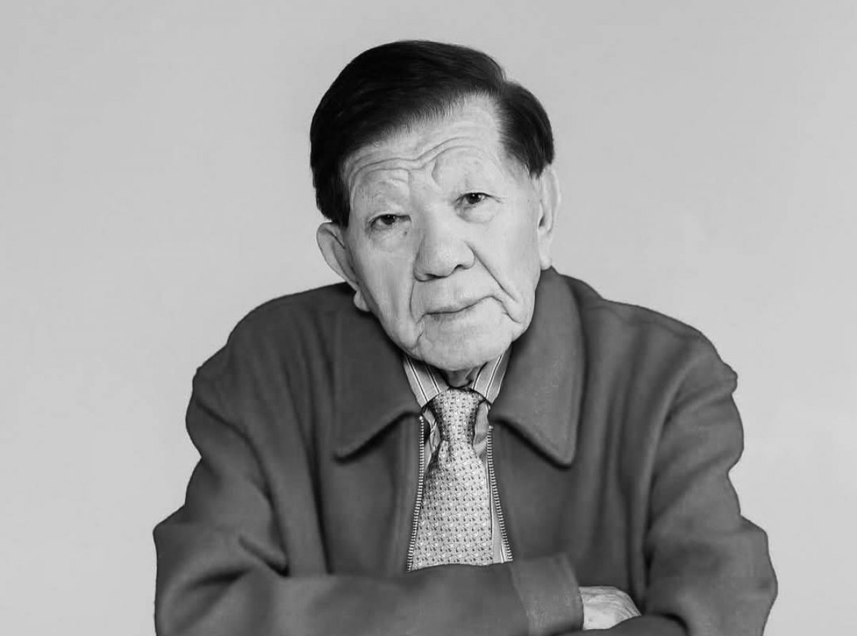 «اتىن اتاۋعا بولمايتىن ادام»: زاڭگەر مۇحتار شاحانوۆتىڭ اتىنا ءتىل تيگىزگەن ەر ادامدى سوتقا بەرمەك