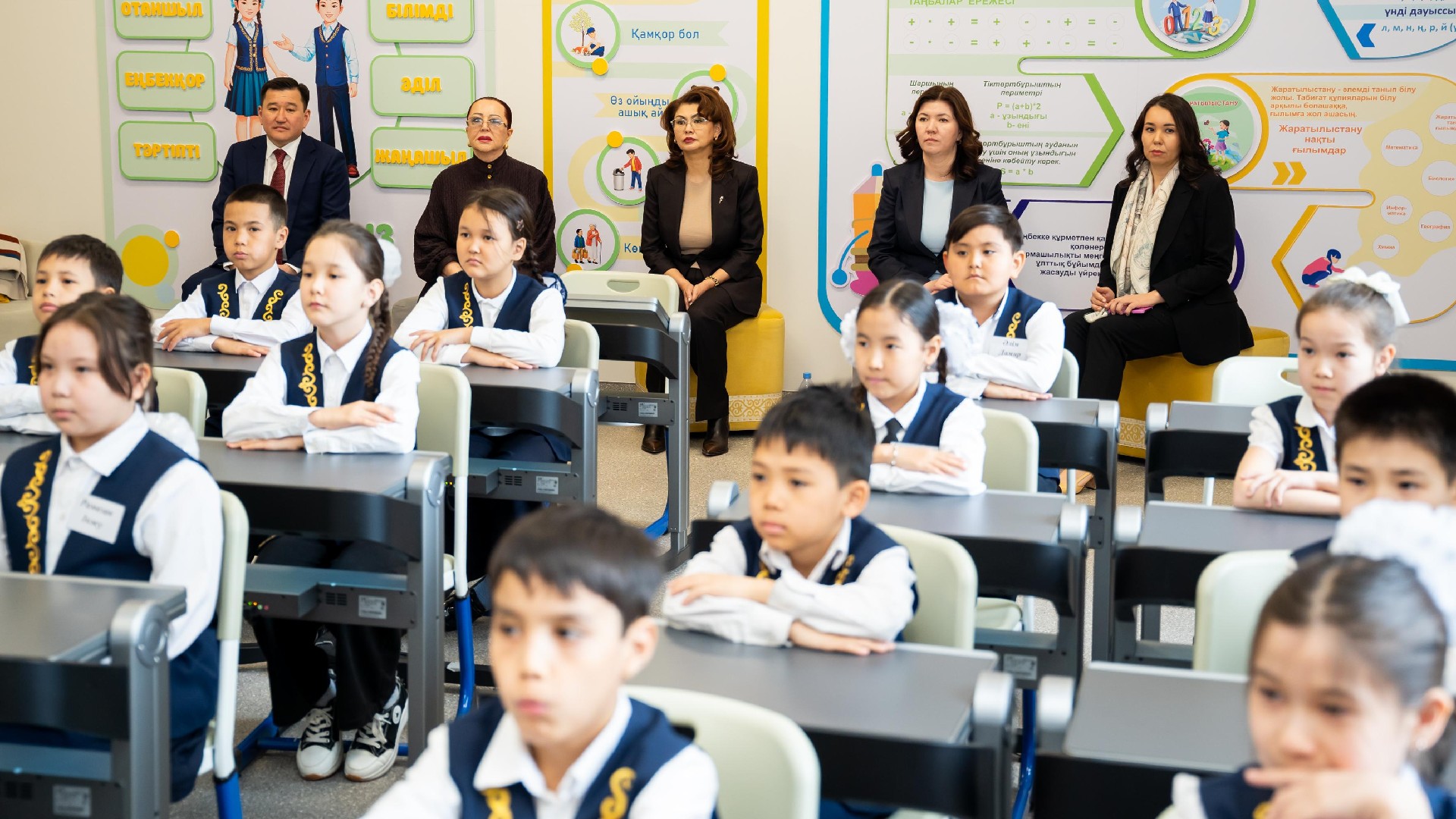 ايدا بالاەۆا ەلوردا مەكتەبىندەگى TopIQ Smart Class مۇمكىندىكتەرىمەن تانىستى