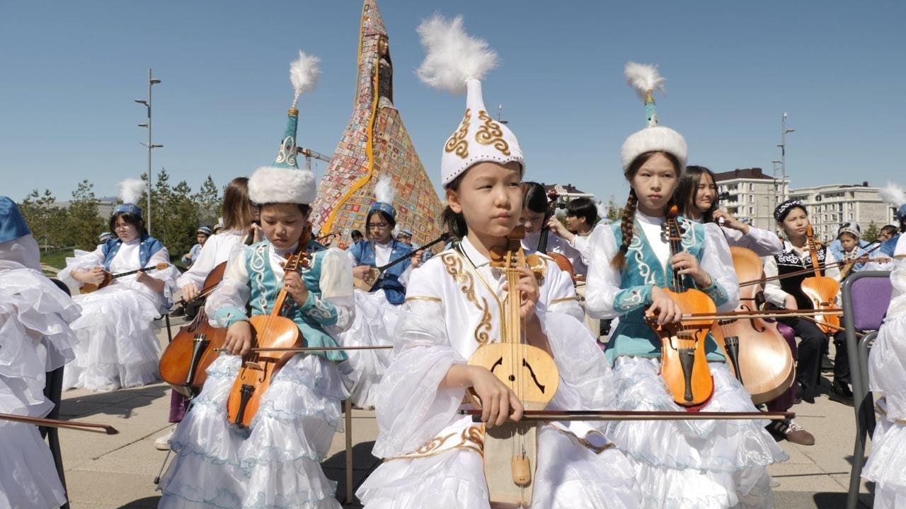 استانادا 2000 وقۋشى ءبىر مەزەتتە كۇي ورىنداپ, كوپشىلىكتى ءتانتى ەتتى