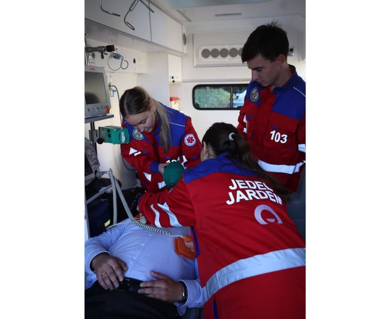 جەدەل جاردەم قىزمەتكەرلەرى جىلىنا 8 ميلليون ادامعا كومەك كورسەتەدى