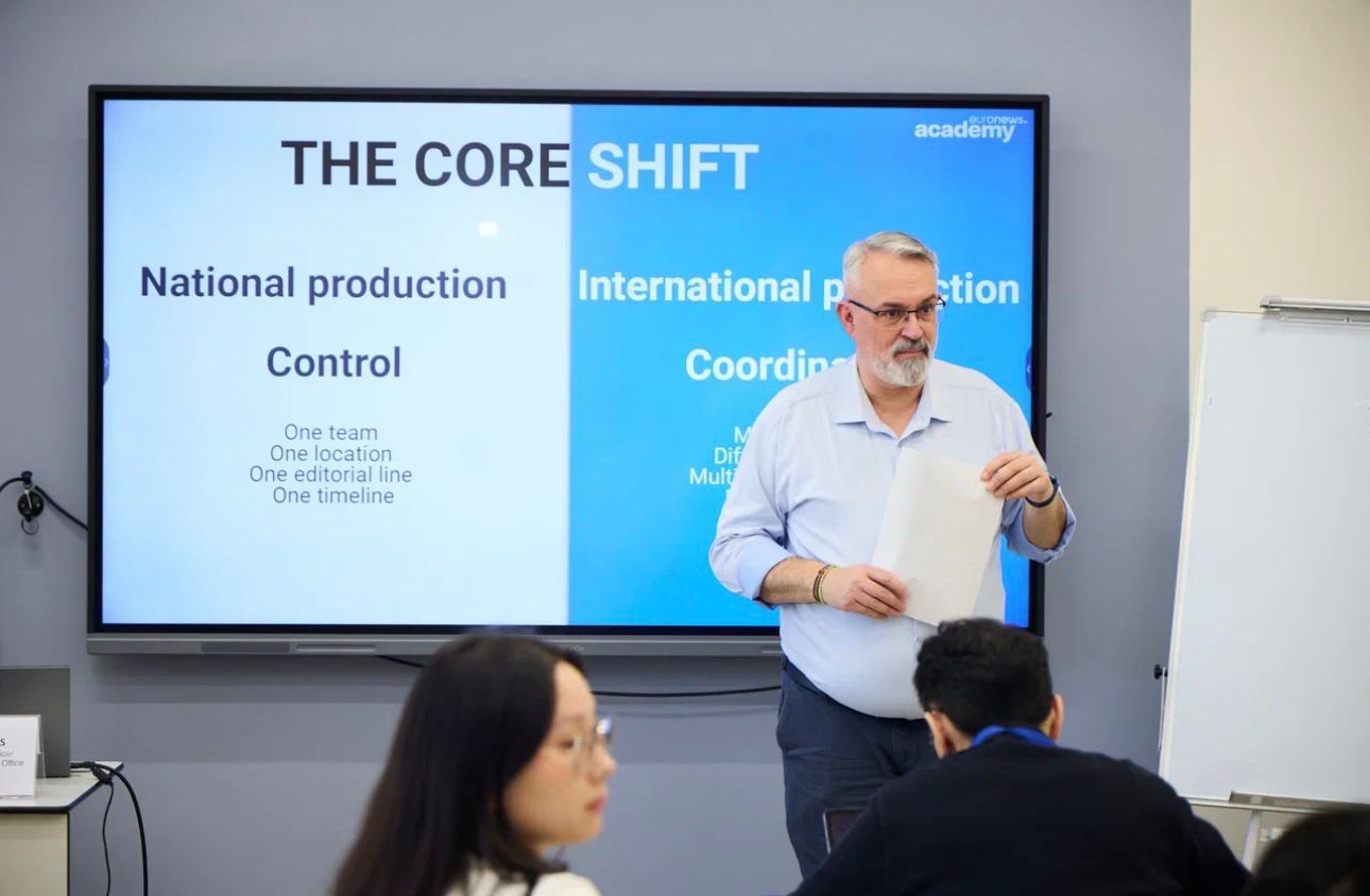 استانادا Euronews وكىلى جۋرناليستەرگە شەبەرلىك ساباعىن وتكىزدى