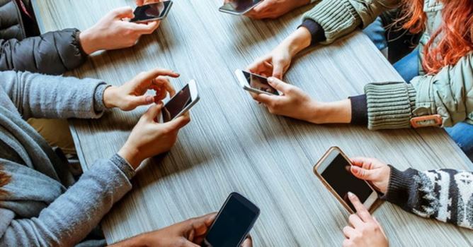 مەكتەپتەردە وقۋشىلارعا سمارتفون قولدانۋعا تىيىم سالىنۋى مۇمكىن