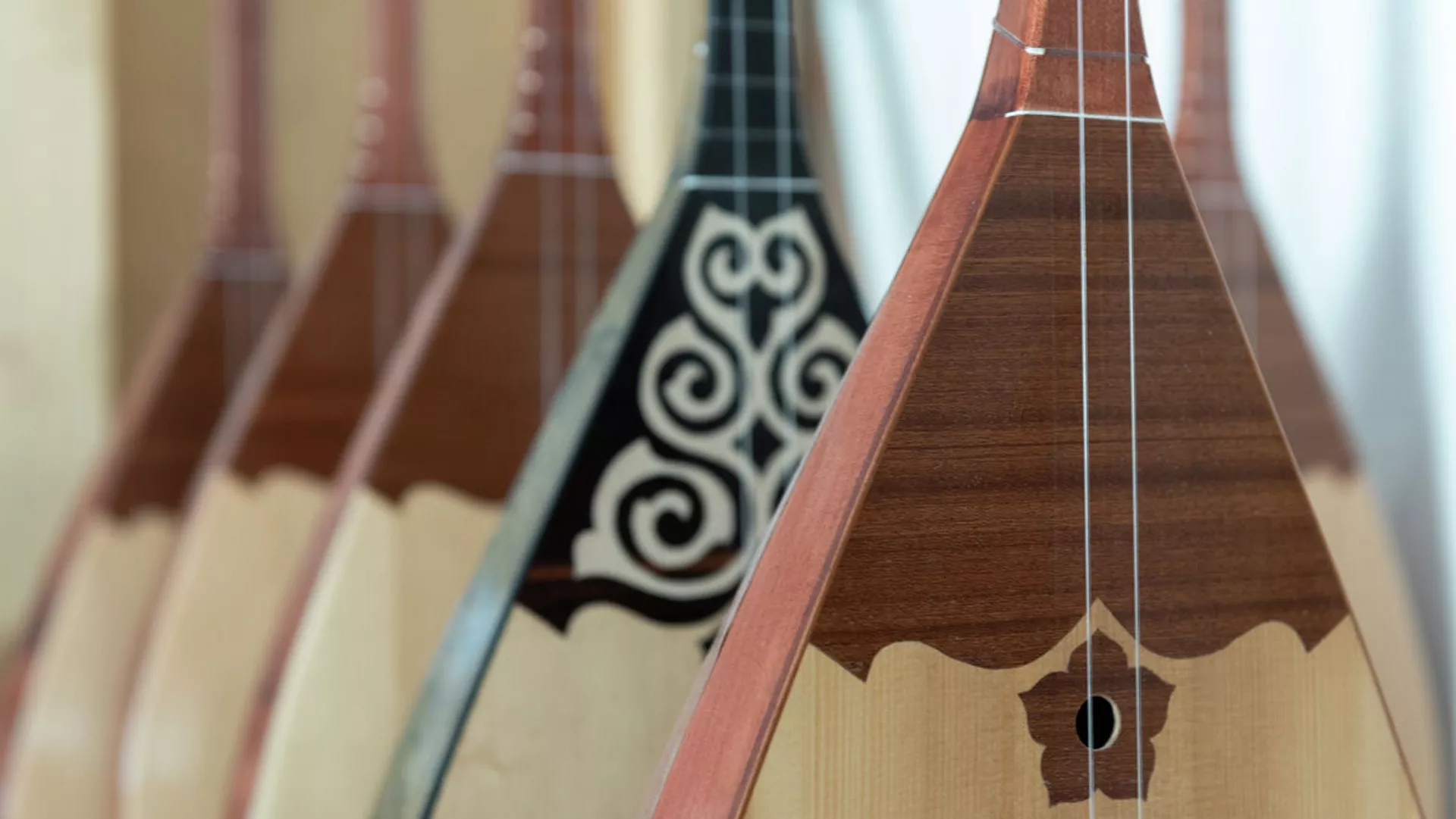 ەندى دومبىرانى ۇشاق بورتىندا الىپ جۇرۋگە بولادى