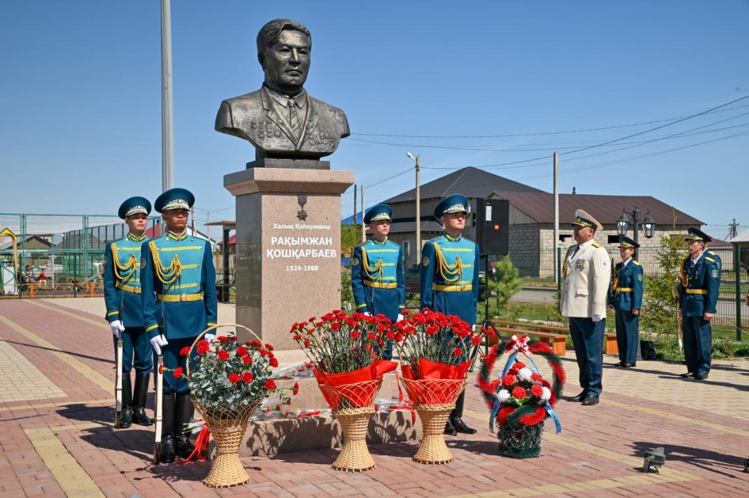جەڭىس تۋىن تىككەن كۇن: راقىمجان قوشقارباەۆتىڭ ەرلىگىنە تاعزىم جاسالدى