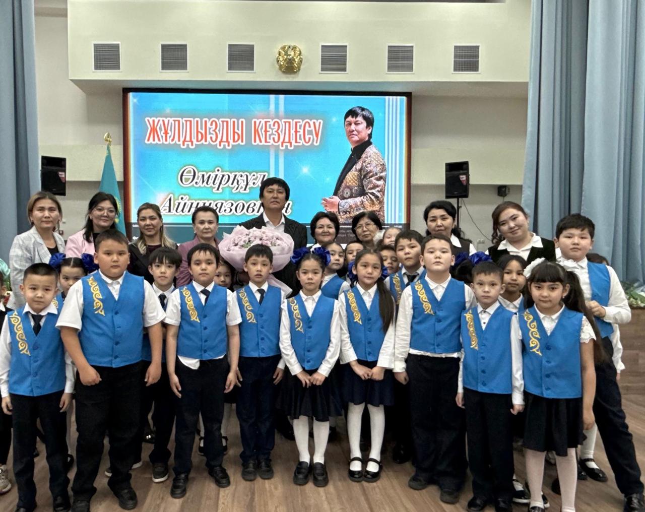 الماتىدا مەكتەپ وقۋشىلارى تانىمال انشىمەن بىرگە ءان ايتتى