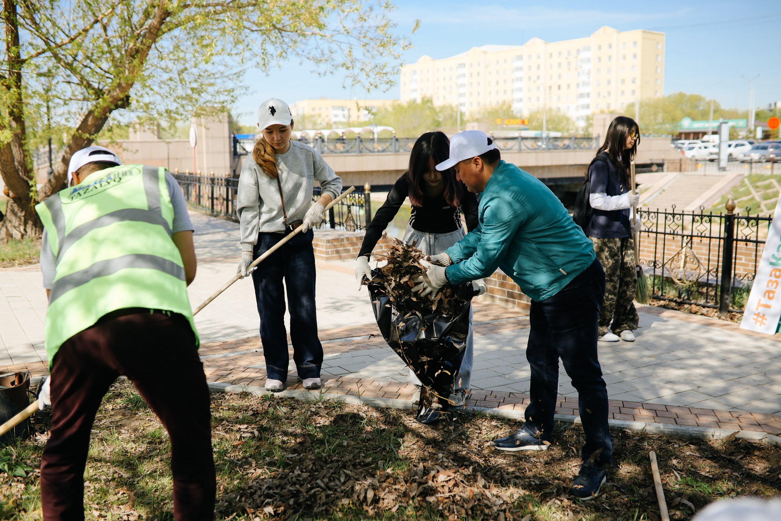 «ءمولدىر بۇلاق» اكتسياسى: استانادا 100-دەن اسا ادام بۇلاق ماڭىن قوقىستان تازارتتى