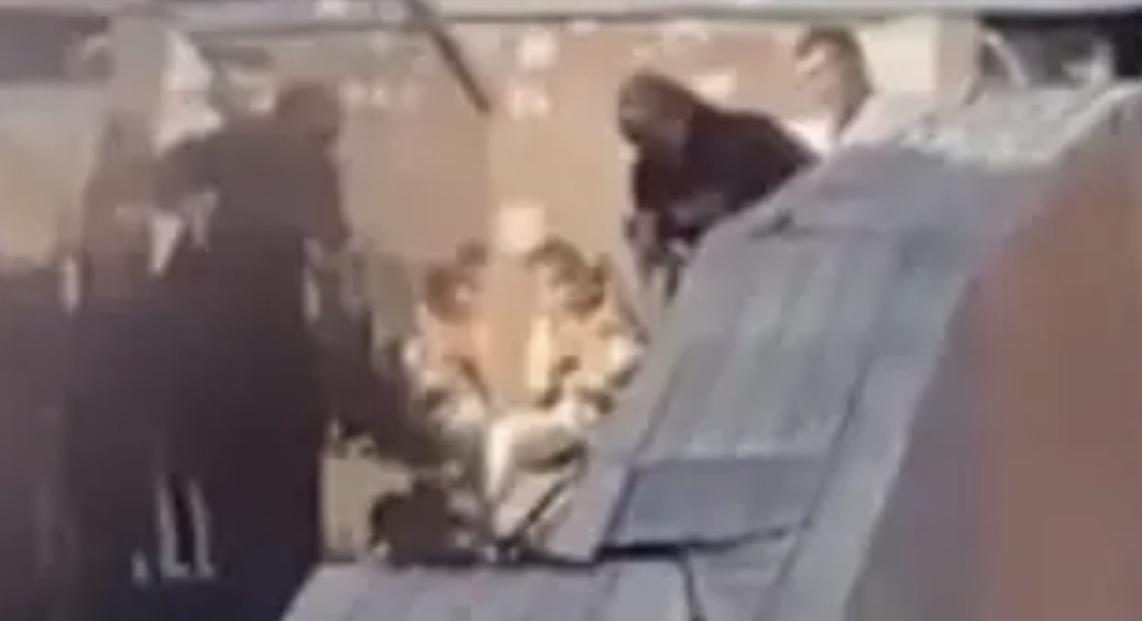 استانادا ەر ادام جۇبايىن كوپشىلىك كوزىنشە سوققىعا جىققان