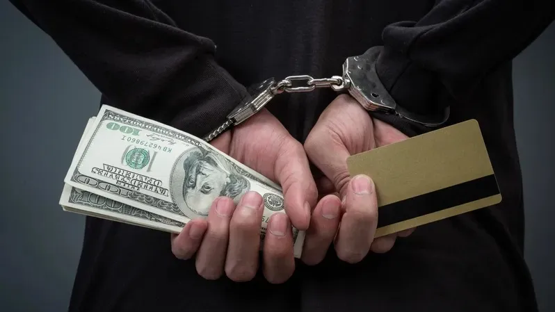 شىمكەنتتە كاسىپكەردەن 25 ملن تەڭگە العان جالعان تەكسەرۋشى ۇستالدى