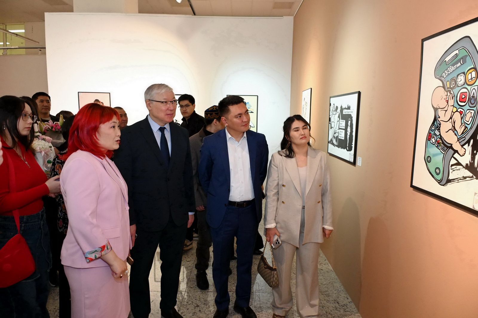 تەلەفونعا تەلمىرگەن جالعىزدىق پەن جوعالعان قۇندىلىق: استانادا ەرەكشە كورمە اشىلدى