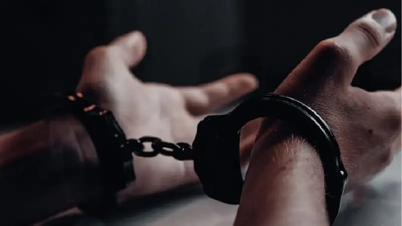 اقتاۋدا ماس كۇيدەگى ەر ادام ارىپتەستەرىن قارۋمەن قورقىتقان