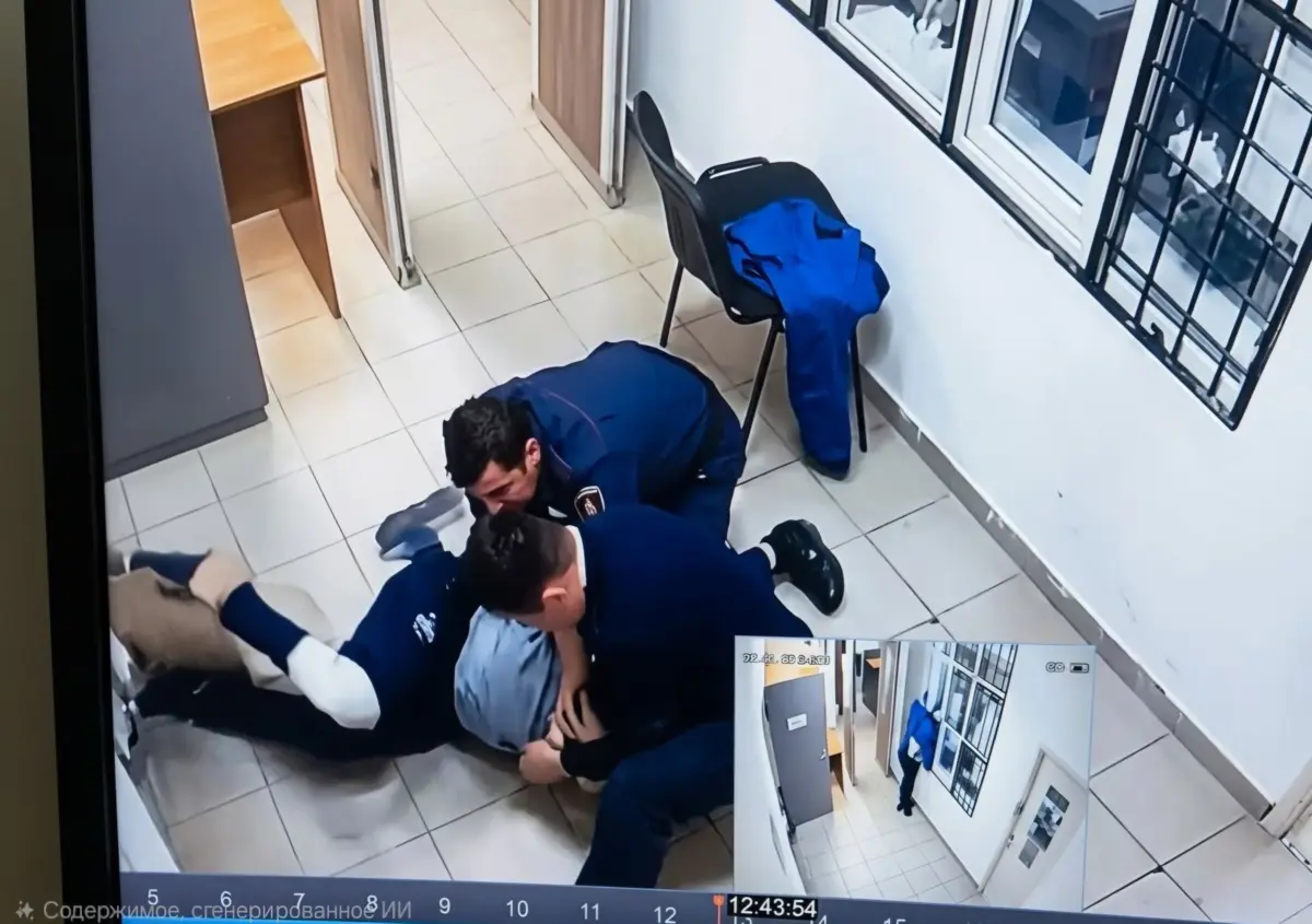 پوليتسيا ەر ادامعا كۇش كورسەتكەن: جەلىدە تاراعان داۋلى ۆيدەوعا قاتىستى تۇسىنىكتەمە بەرىلدى