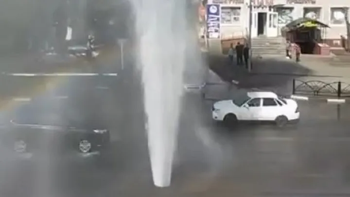 جول ۇستىندەگى فونتان: قوستانايدا قۇبىر جارىلىپ, سۋ سىرتقا اتقىلادى