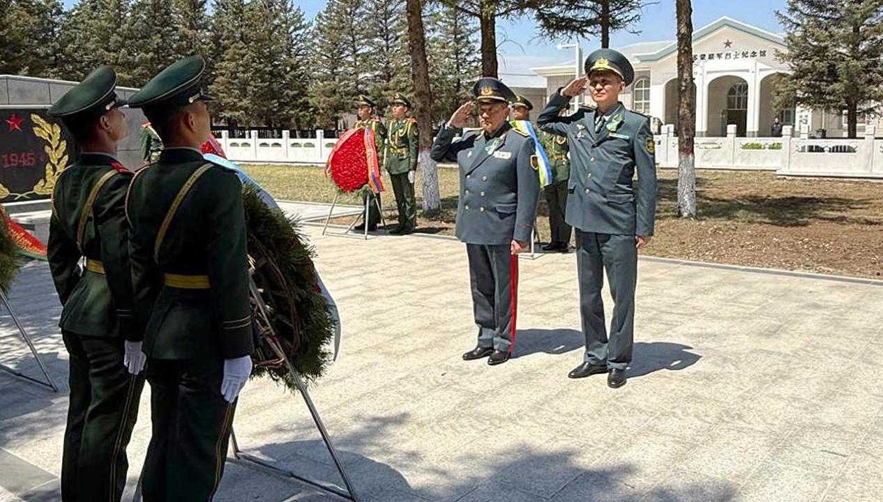 اسكەري ديپلوماتتار قىتايدا قازا تاپقان جاۋىنگەرلەردىڭ رۋحىنا تاعزىم ەتتى