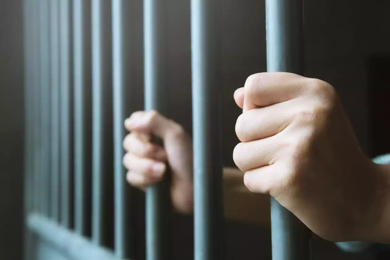 شىمكەنتتە كوللەدج باسشىسى تۇرمەدە وتىرىپ 1,3 ملرد تەڭگە جىمقىرعان