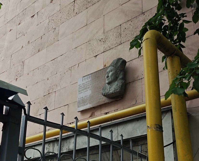 قاھارماندى كىمدەر تاسادا قالدىردى؟