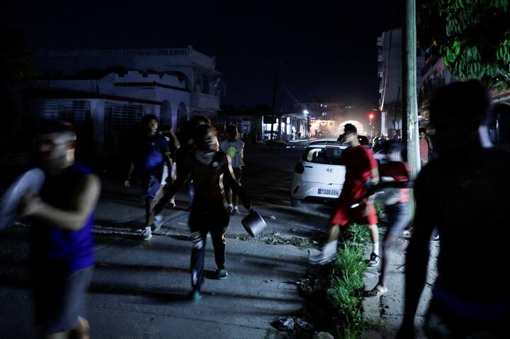 كۋبادا حالىق جاپپاي شەرۋگە شىقتى: ەلدە جانارماي قورى تاۋسىلعان