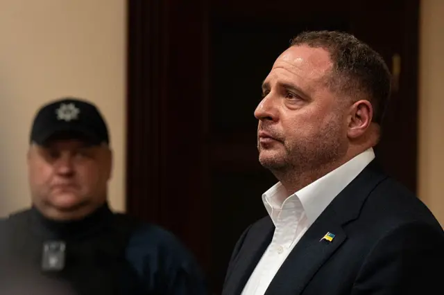 زەلەنسكي كەڭسەسىنىڭ بۇرىنعى باسشىسى اندرەي ەرماك قاماۋعا الىندى