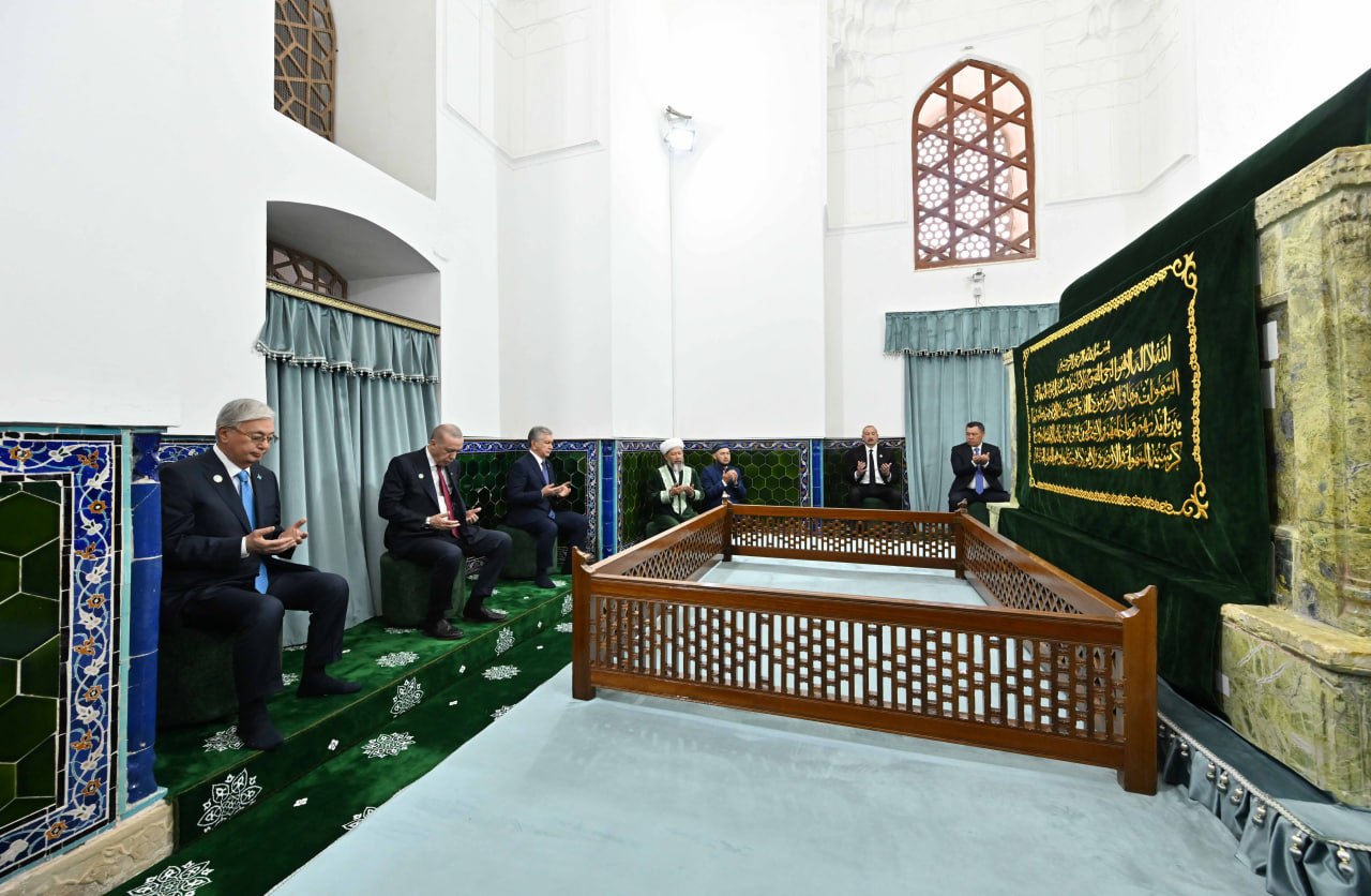 تۇركى ەلدەرىنىڭ باسشىلارى قوجا احمەت ياساۋي كەسەنەسىنە زيارات ەتتى