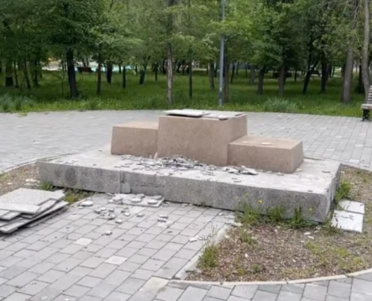 وسكەمەندەگى ساياباقتان جاقسىلىق ۇشكەمپىروۆتىڭ قۇرمەتىنە ورناتىلعان ءمۇسىن جوعالىپ كەتتى