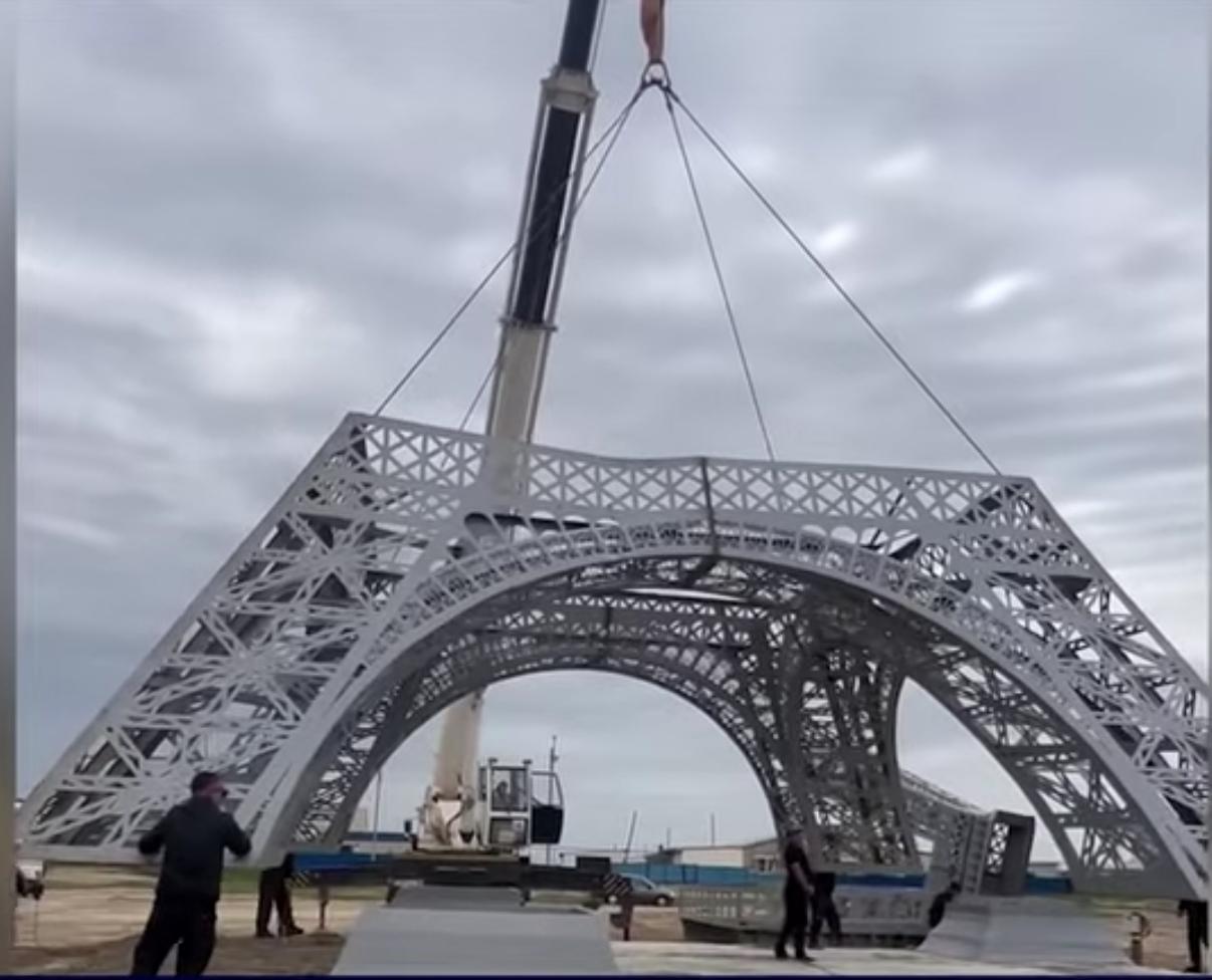 جالپاقتال اۋىلىندا ەيفەل مۇناراسى بوي كوتەرەدى