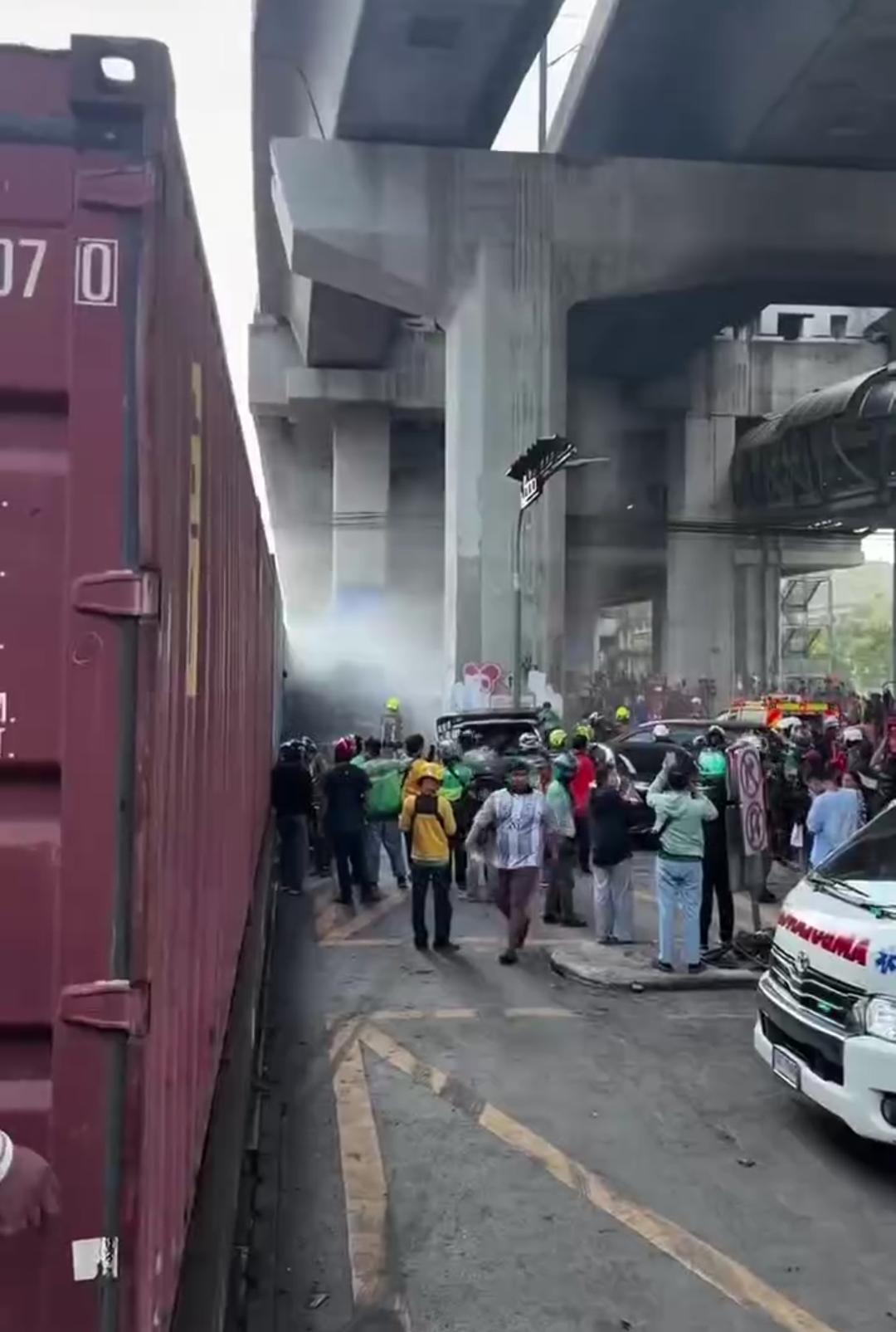 بانگكوكتا پويىز بەن اۆتوبۋس سوقتىعىسىپ, 8 ادام كوز جۇمدى