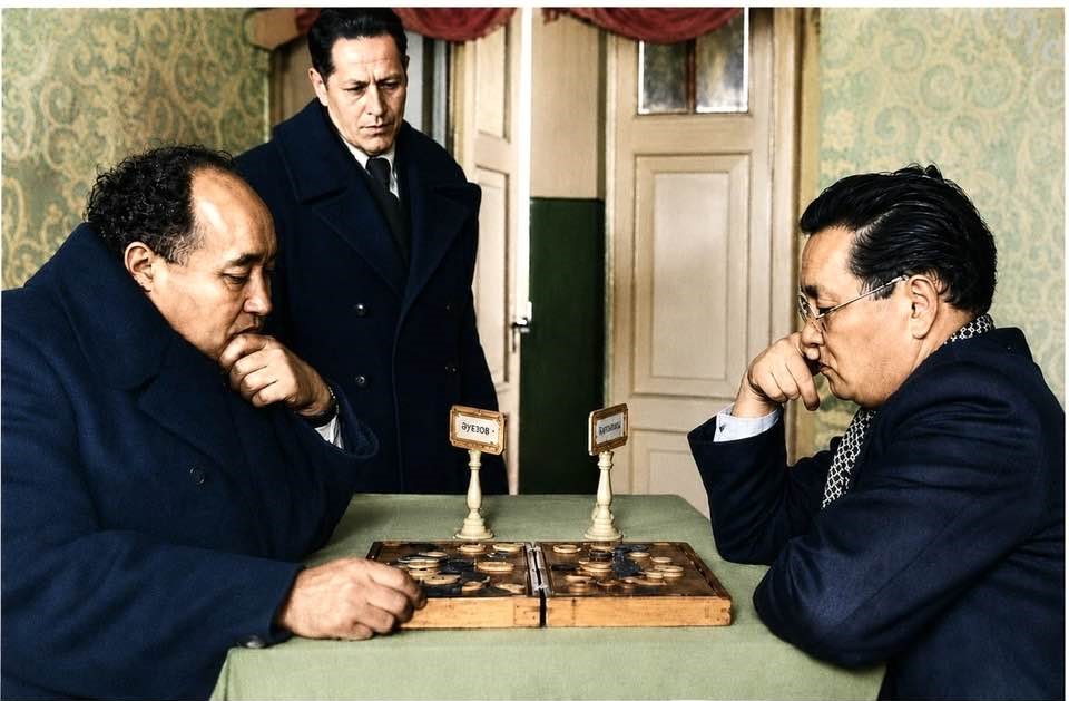 مۇحتار اۋەزوۆتىڭ 1950 جىلى توعىزقۇمالاق ويناپ وتىرعان سۋرەتى تابىلدى