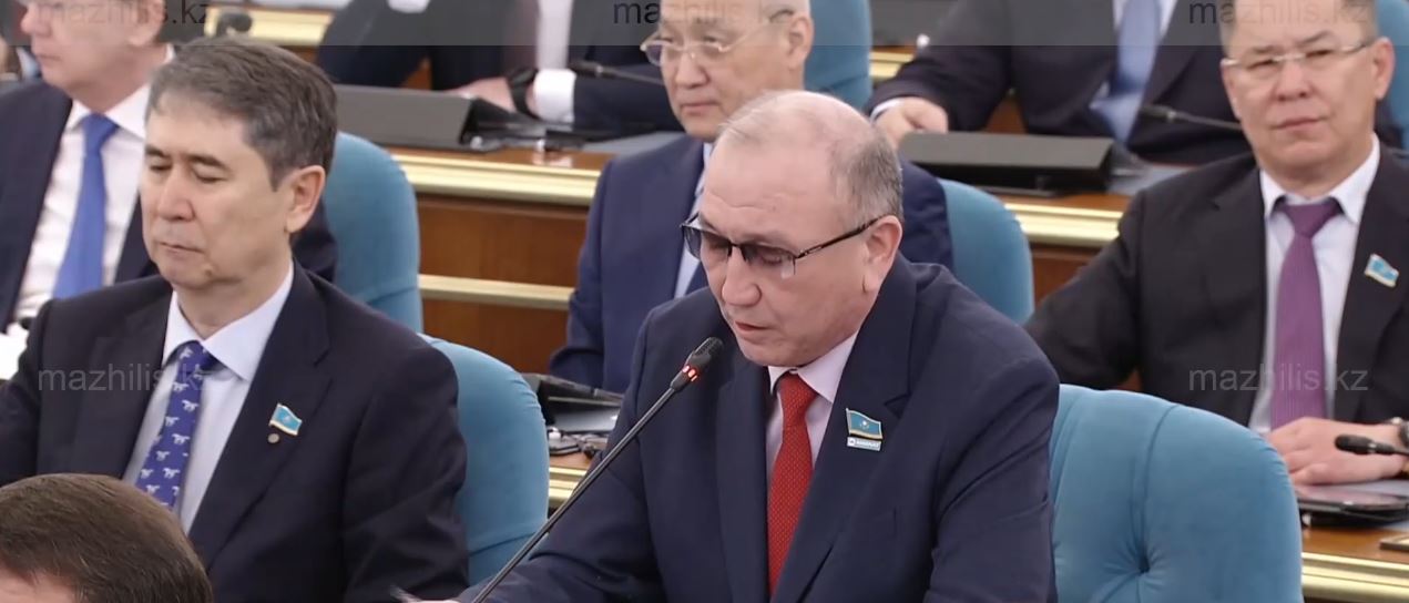 قۇرىلتاي دەپۋتاتتارى كونستيتۋتسيالىق جانە جوعارعى سوت سۋديالارىن قول سۇعىلماۋشىلىعىنان ايىرا الادى
