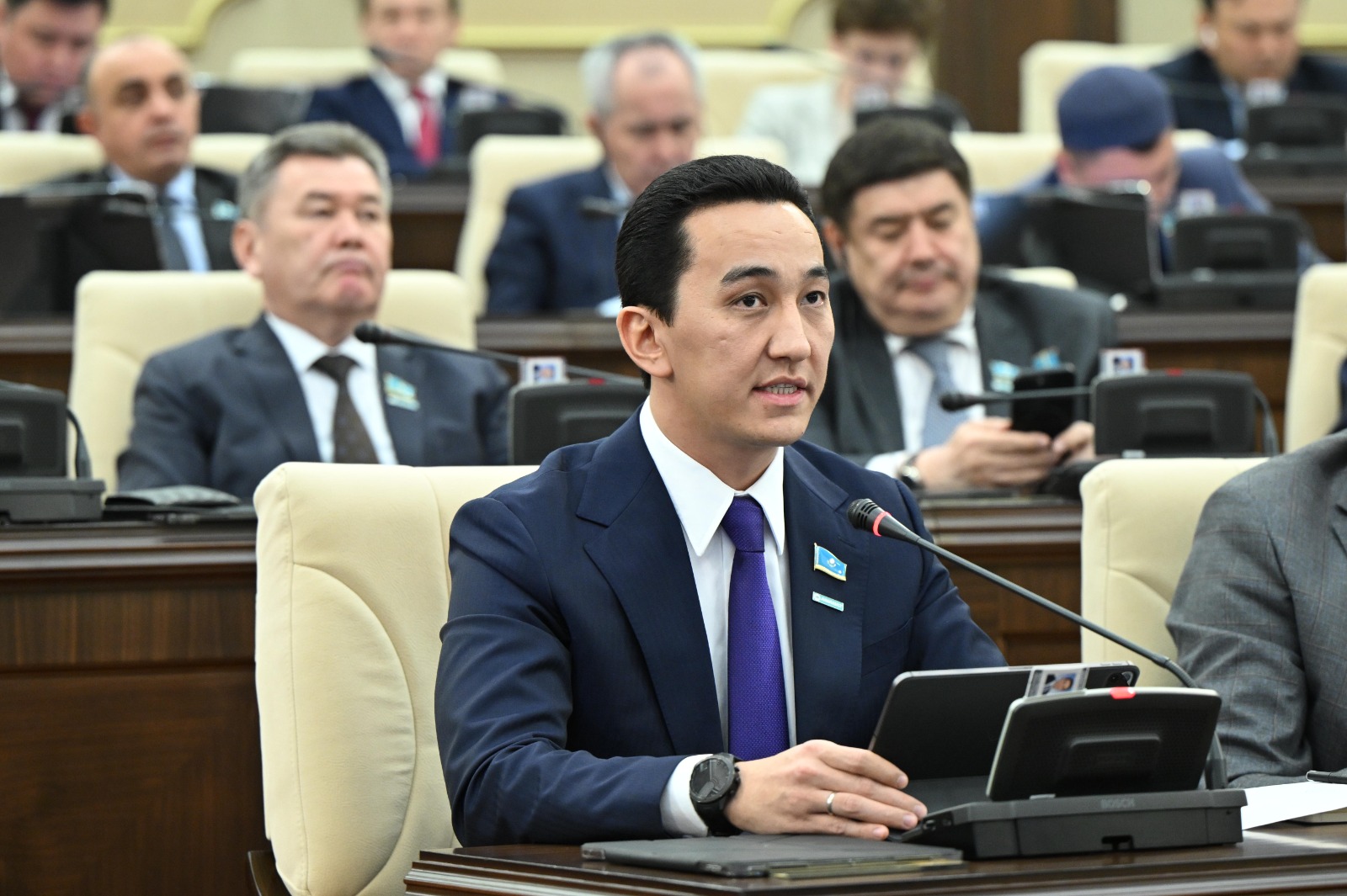 دەپۋتات بىلاپىت ءسوز قولدانىلاتىن ترەنينگتەرگە باعا بەرۋدى تالاپ ەتتى