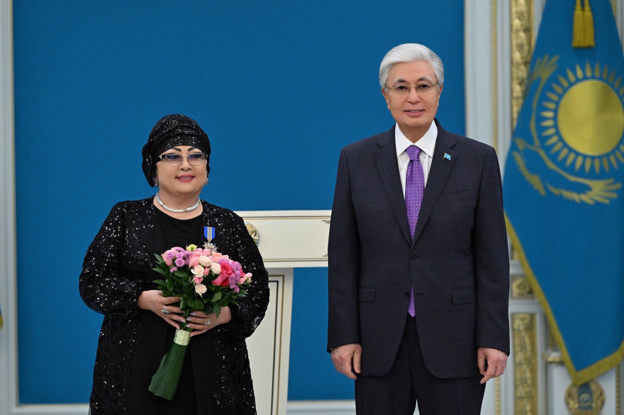 پرەزيدەنت ءانشى ماقپال ءجۇنىسوۆا مەن دومبىراشى تاتيانا بۋرميستروۆانى ماراپاتتادى