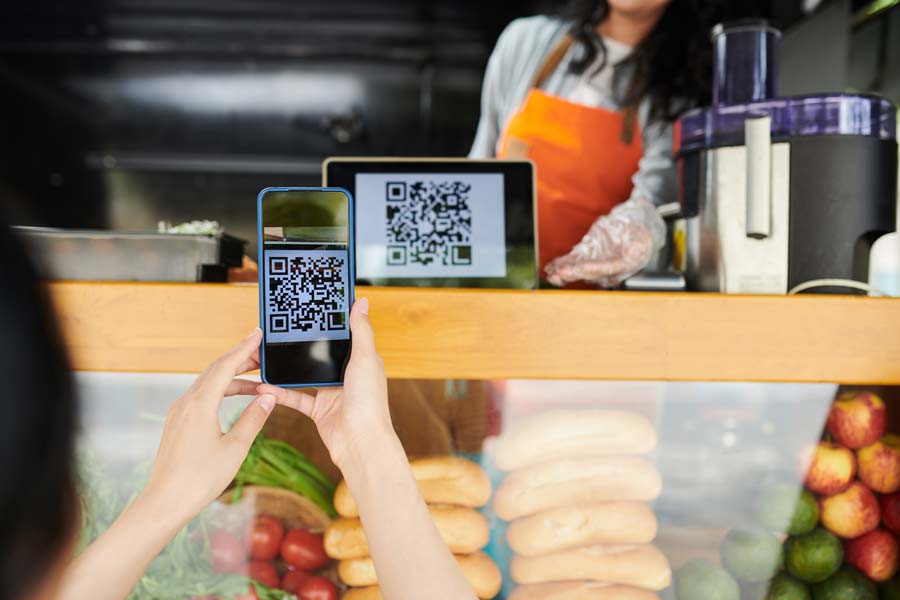 ەلىمىزدە ساتۋشىلاردىڭ ۇستىنەن QR-كود ارقىلى شاعىمدانۋ جۇيەسى ەنگىزىلەدى