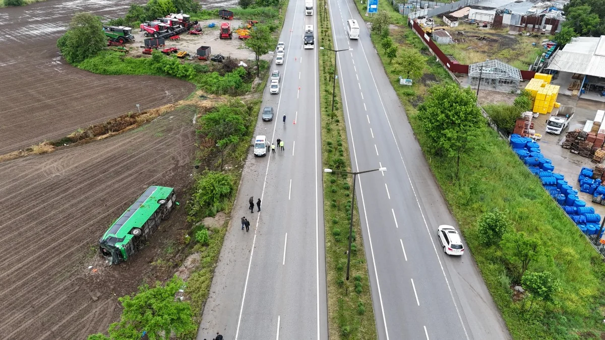 زارداپ شەككەندەر بار: تۇركيادا جولاۋشىلار اۆتوبۋسى اۋدارىلىپ قالدى