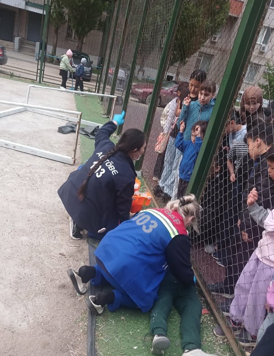 اقتوبەدە فۋتبول قاقپاسى بالانىڭ ۇستىنە قۇلادى