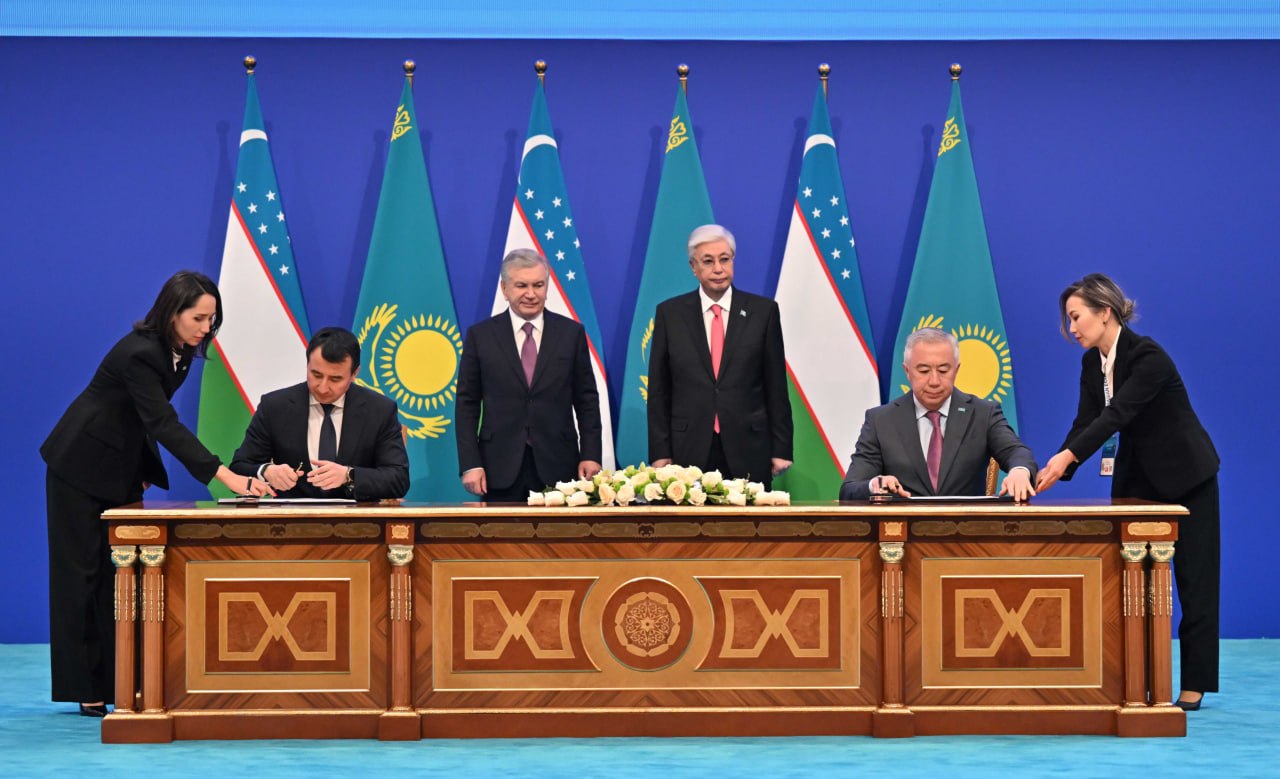 قازاقستان مەن وزبەكستان اراسىنداعى ۋاعدالاستىقتاردى جۇزەگە اسىرۋعا ارنالعان جول كارتاسىنا قول قويىلدى