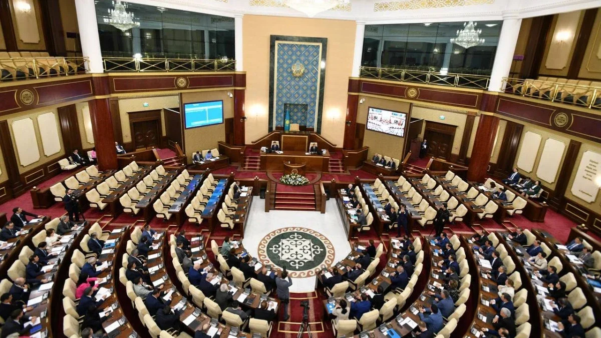 5 جىلعا سايلاناتىن 145 دەپۋتات: پرەزيدەنت قۇرىلتاي تۋرالى كونستيتۋتسيالىق زاڭعا قول قويدى