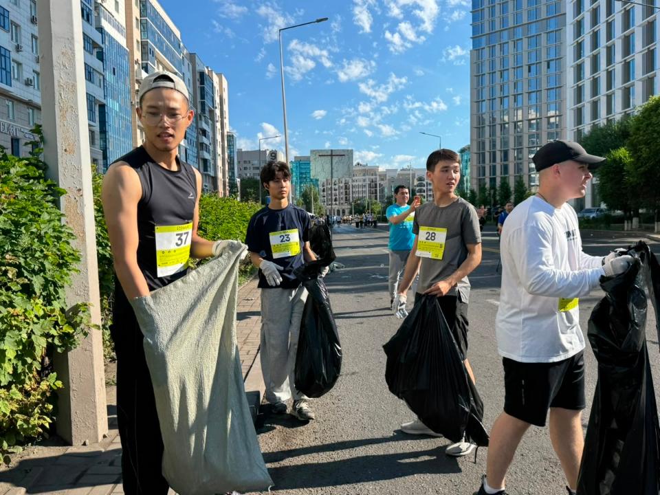 Astana Half Marathon قاتىسۋشىلارى «تازا قازاقستان» اكتسياسىن قولداپ, پلوگگينگ وتكىزدى