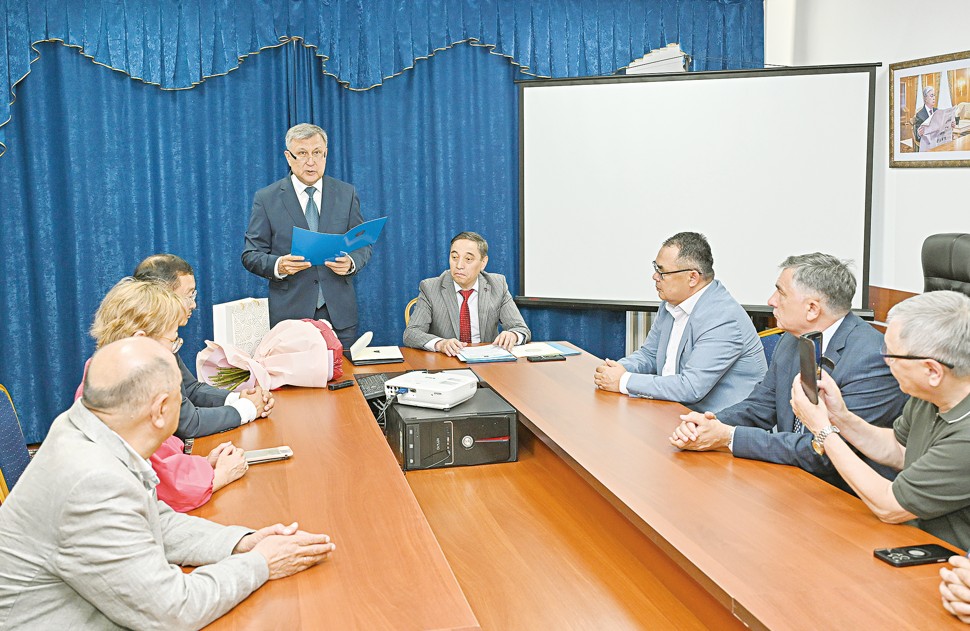 باس رەداكتور مەرەيى
