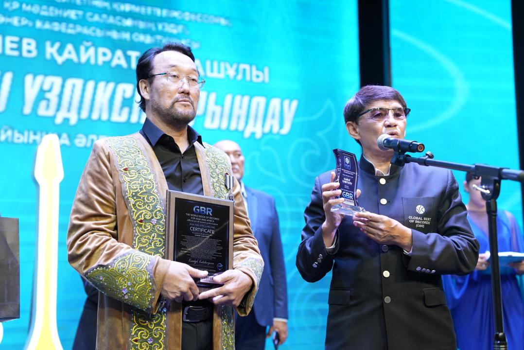 سەمەيلىك ءداستۇرلى ءانشى 102 ءاندى ءۇزىلىسسىز ورىنداپ, رەكورد جاسادى