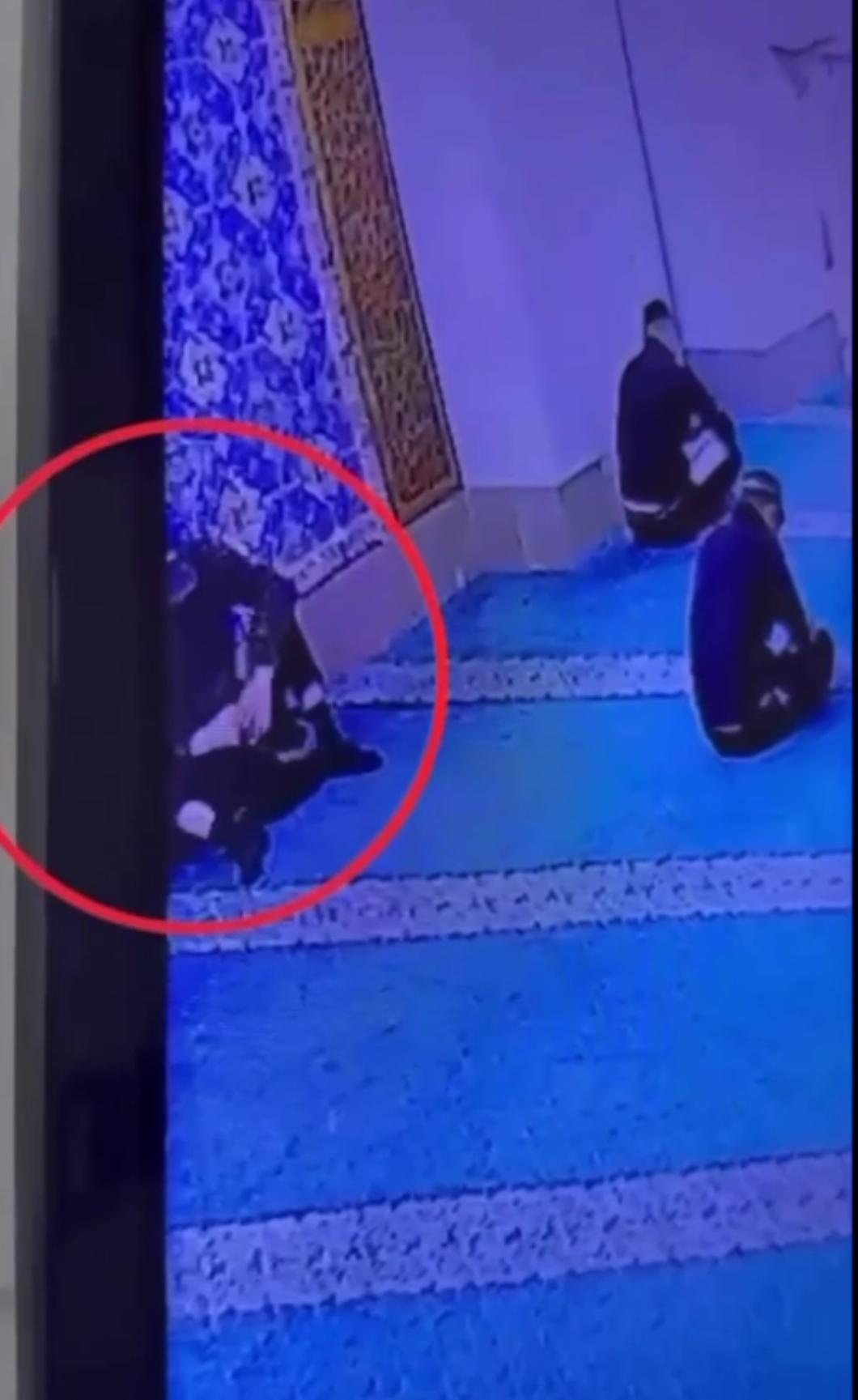 استانادا مەشىتتە ناماز وقىپ تۇرعان ەر ادامنىڭ تەلەفونى ۇرلاندى